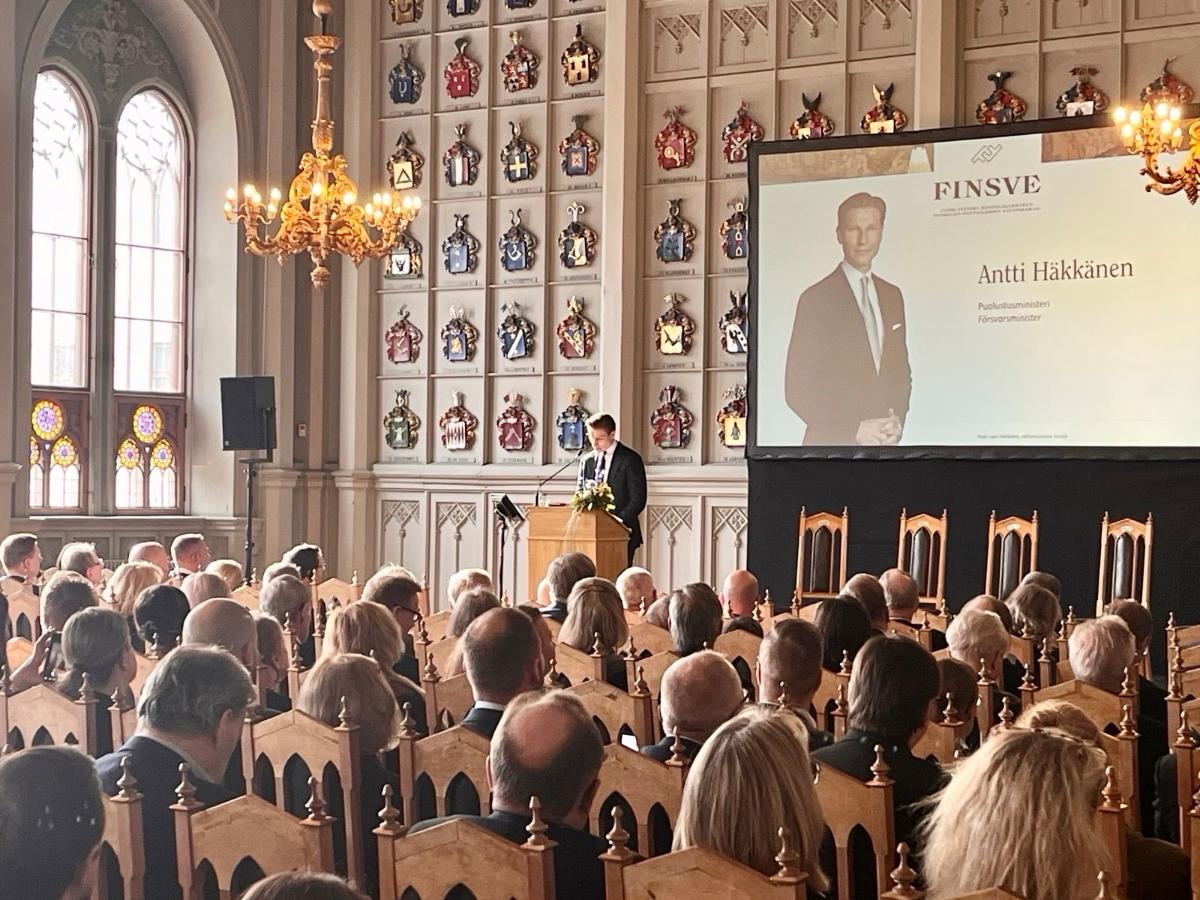 Puolustusministeri Antti Häkkänen puhuu yleisölle Ritarihuoneella Helsingissä.