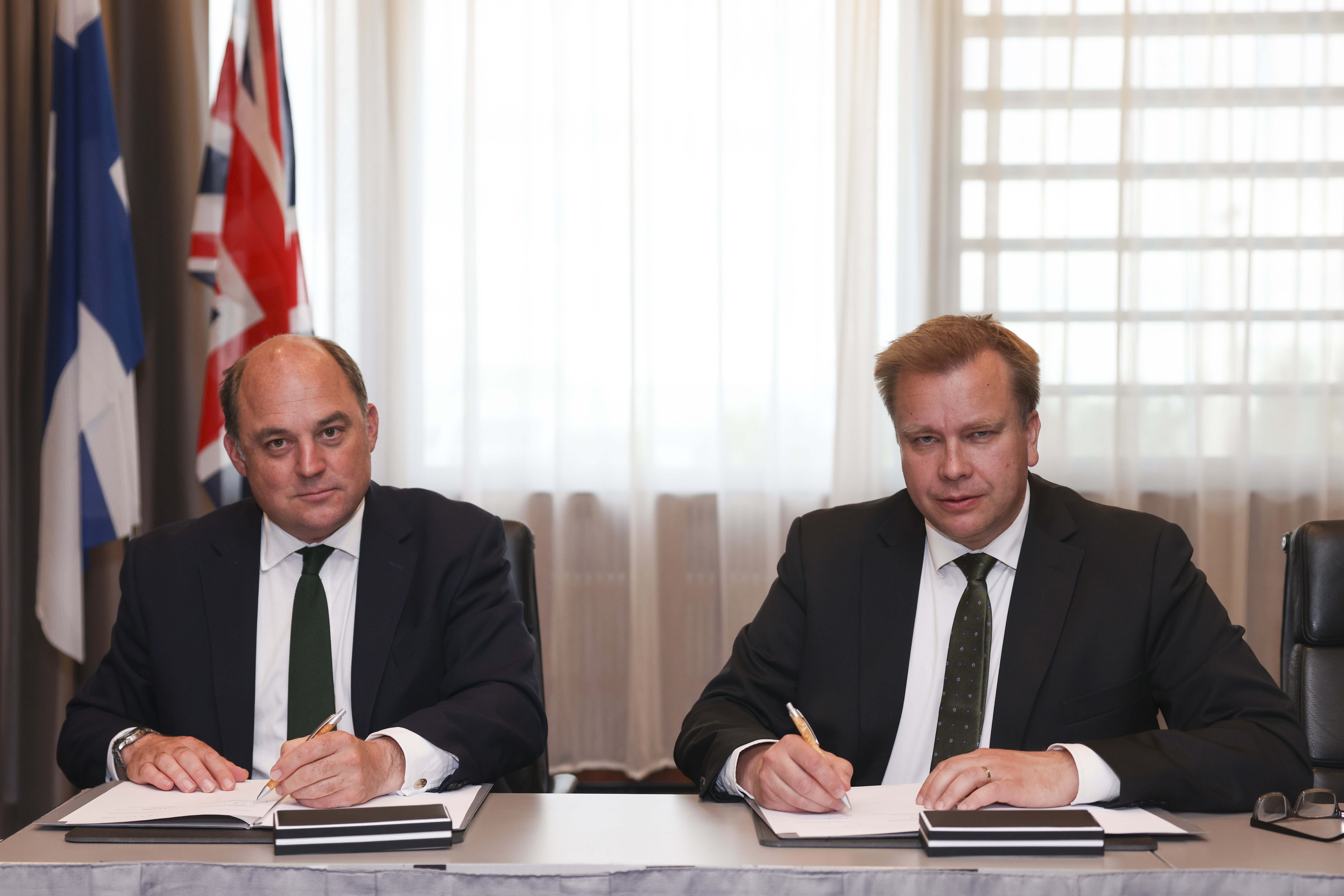 Försvarsminister Antti Kaikkonen och Storbritanniens försvarsminister Ben Wallace undertecknar ett ramavtal mellan länderna.