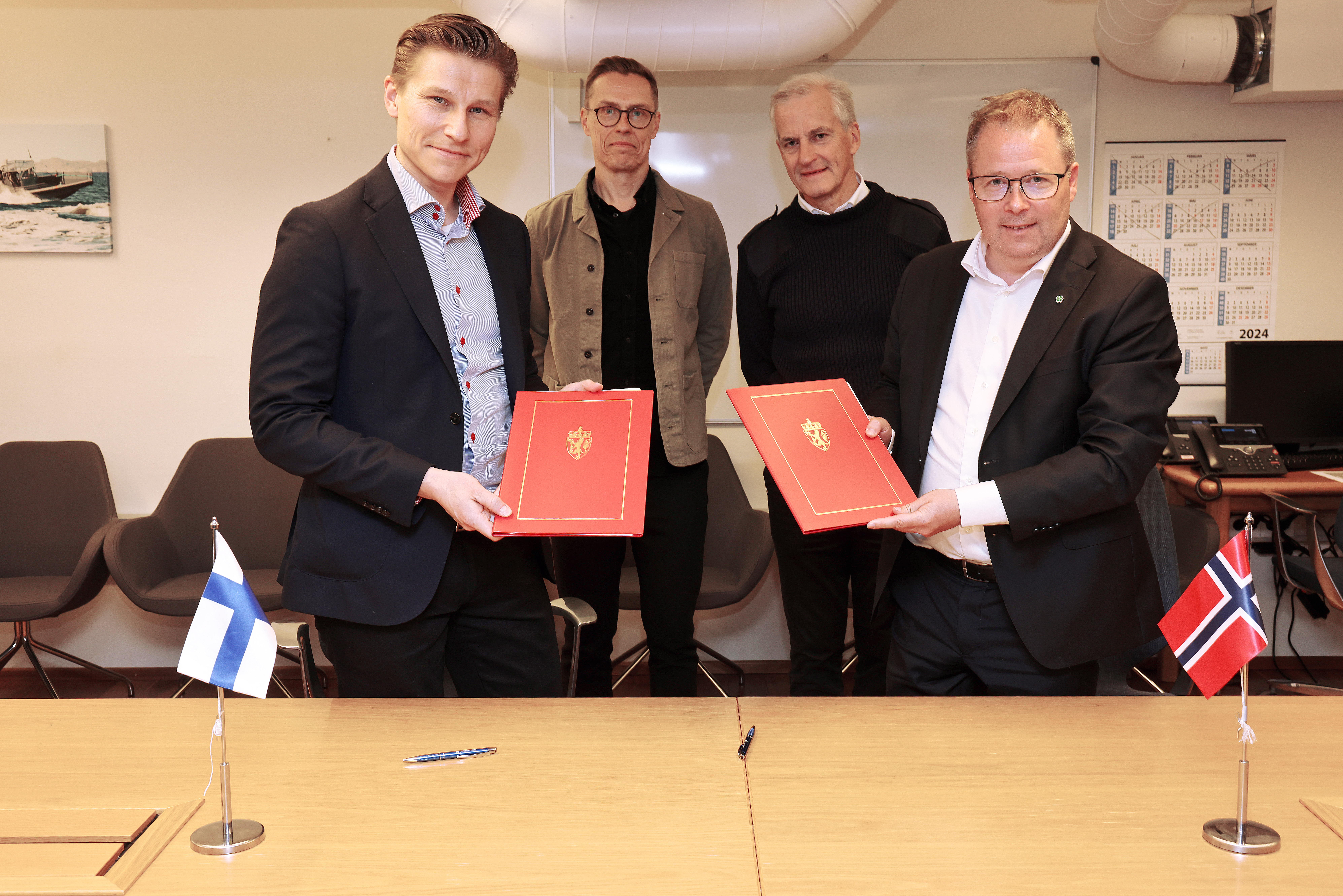 Försvarsminister Antti Häkkänen och Norges försvarsminister Bjørn Arild Gram med samförståndsavtal.