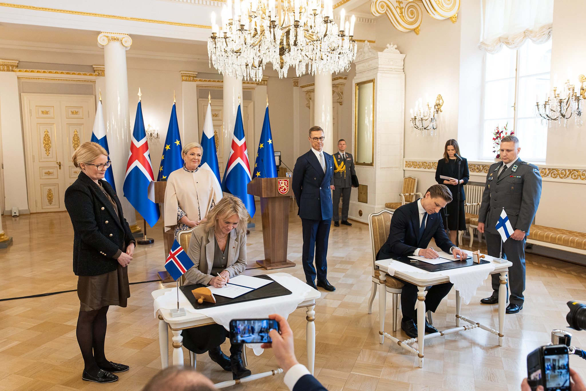 Försvarsminister Antti Häkkänen och Islands utrikesminister Þorgerður Katrín Gunnarsdóttir undertecknar ett samförståndsavtal om försvarssamarbete.