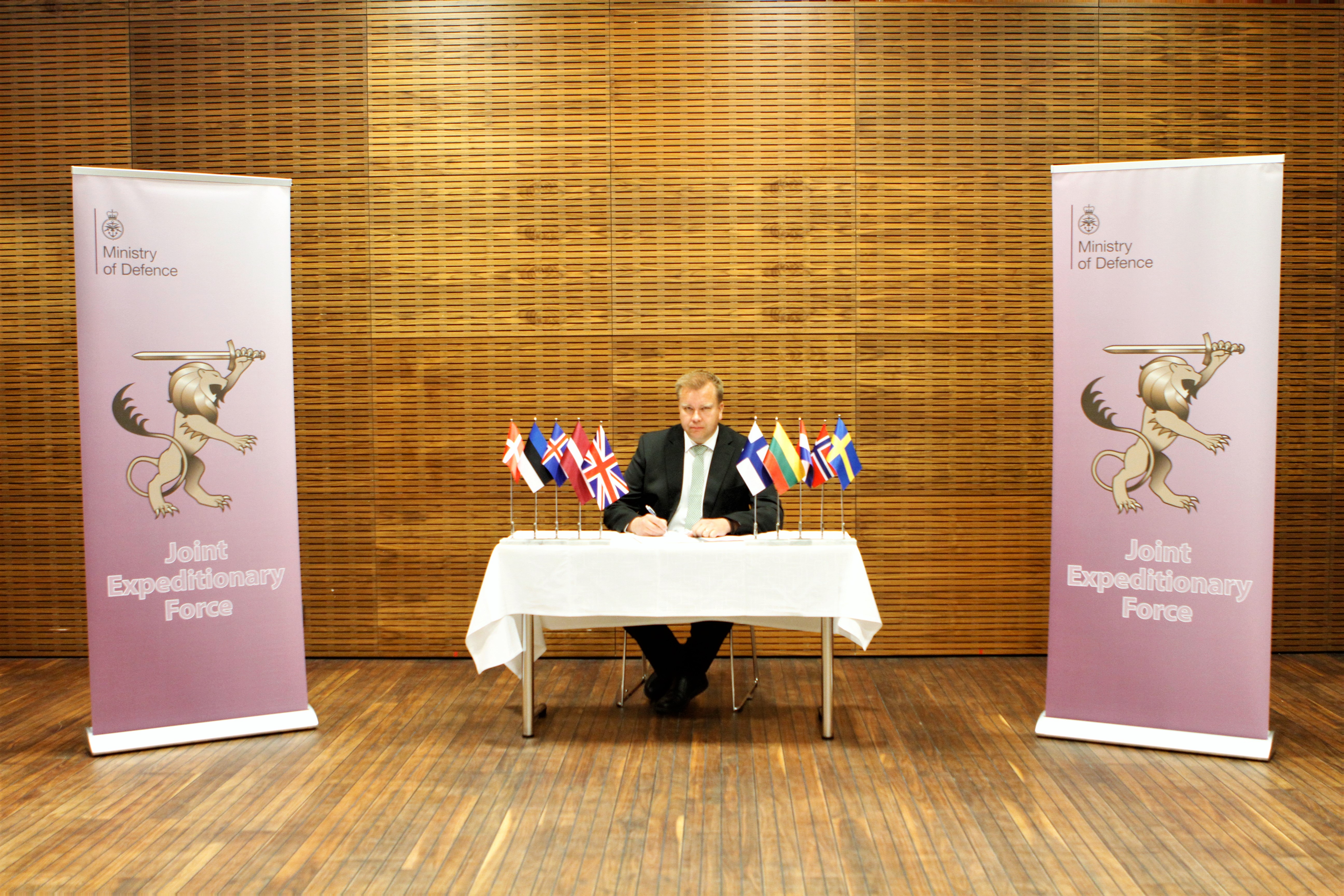 Försvarsminister Antti Kaikkonen undertecknar politiskt styrdokumentet för JEF.