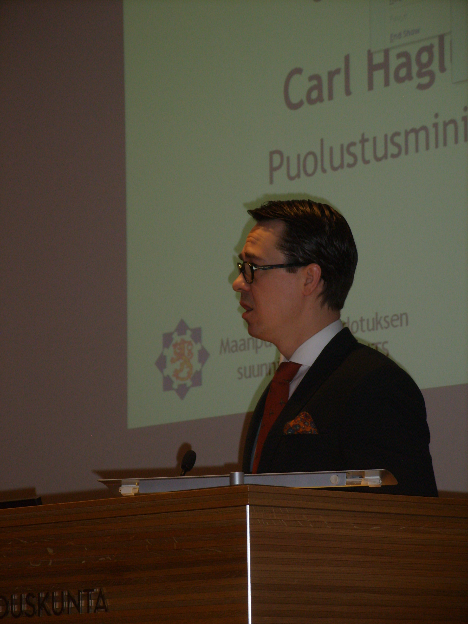 Carl Haglund MTSn asevelvollisuusseminaarissa 26.2.2014