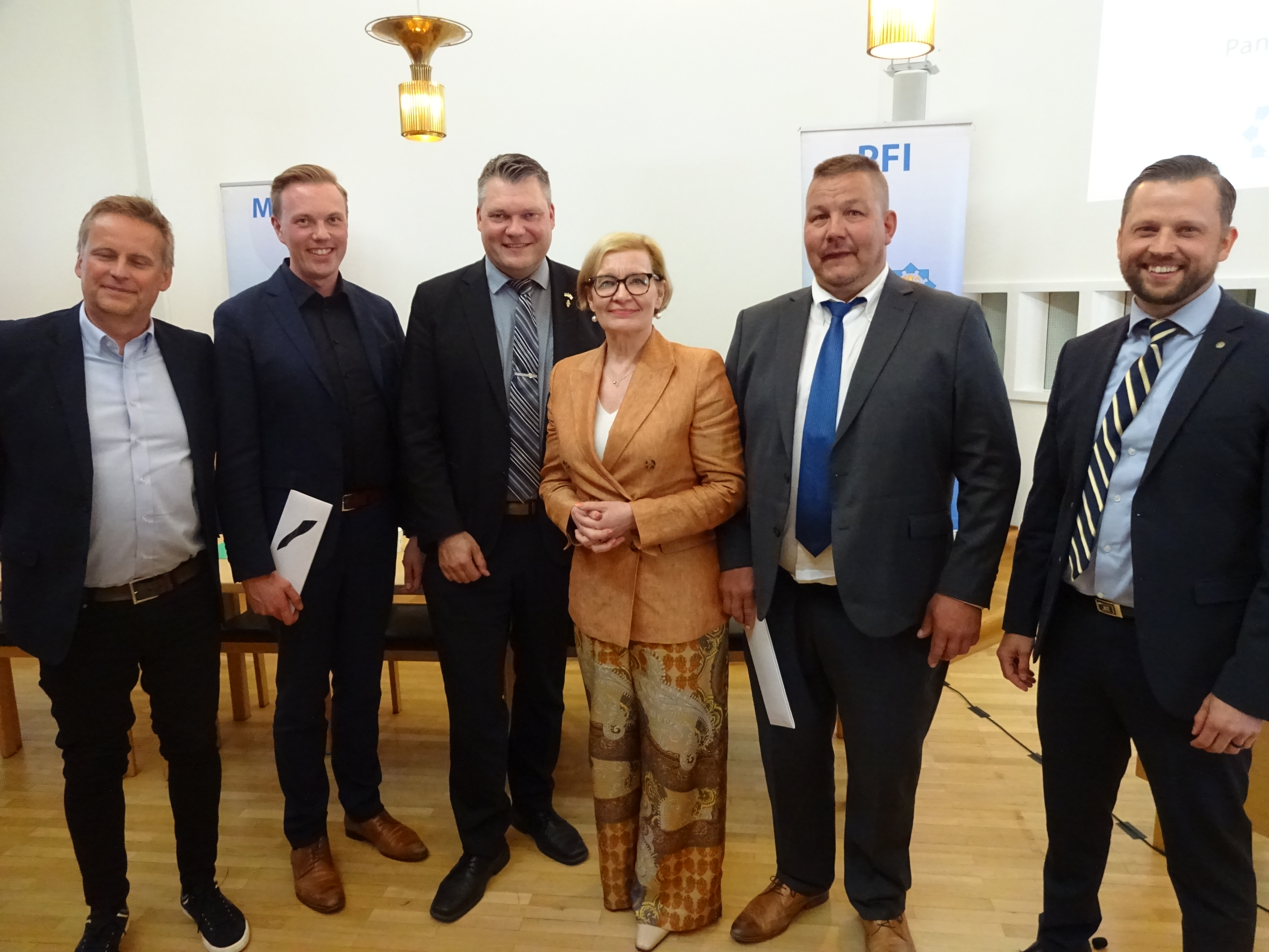 Panelistien yhteiskuva