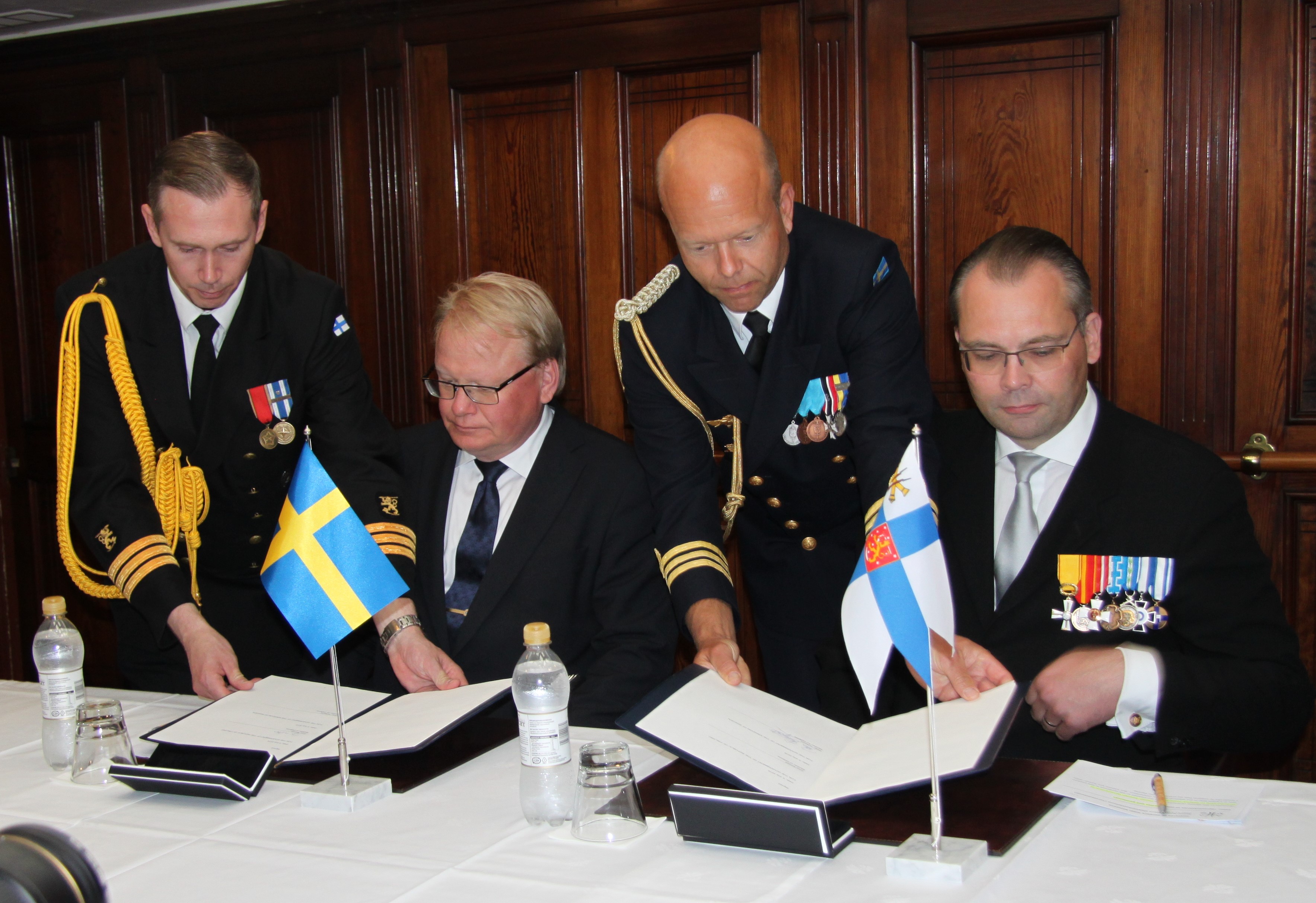 FINSWE_MoU_NiiniFörsvarsminister Jussi Niinistö och Sveriges försvarsminister Peter Hultqvist undertecknar ett samförståndsavtal om försvarssamarbete.sto_Hultqvist090718