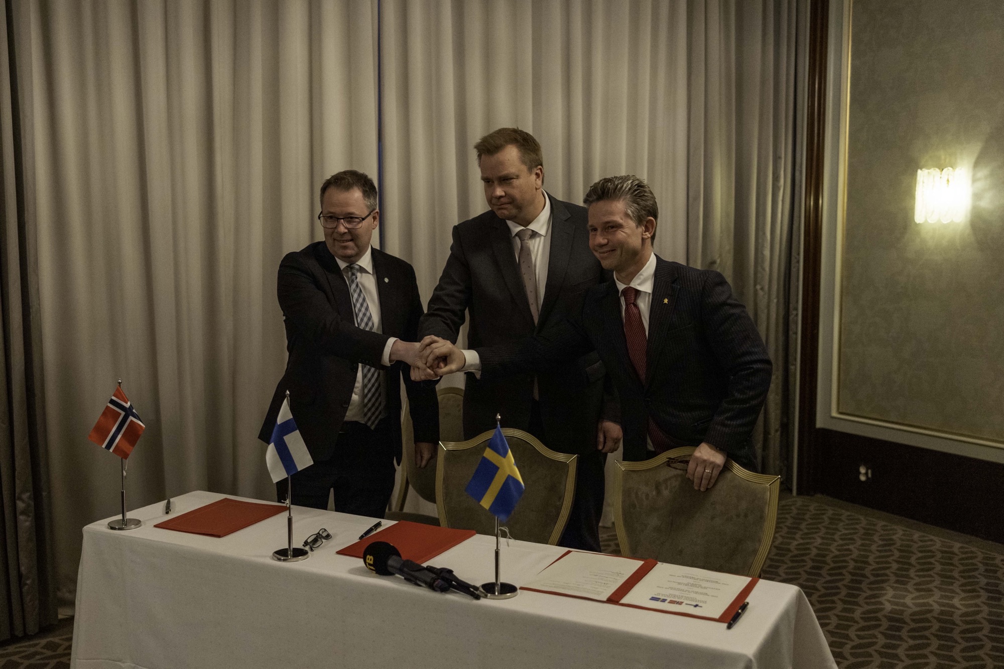Norges, Finlands och Sveriges försvarsministrar skakar hand.