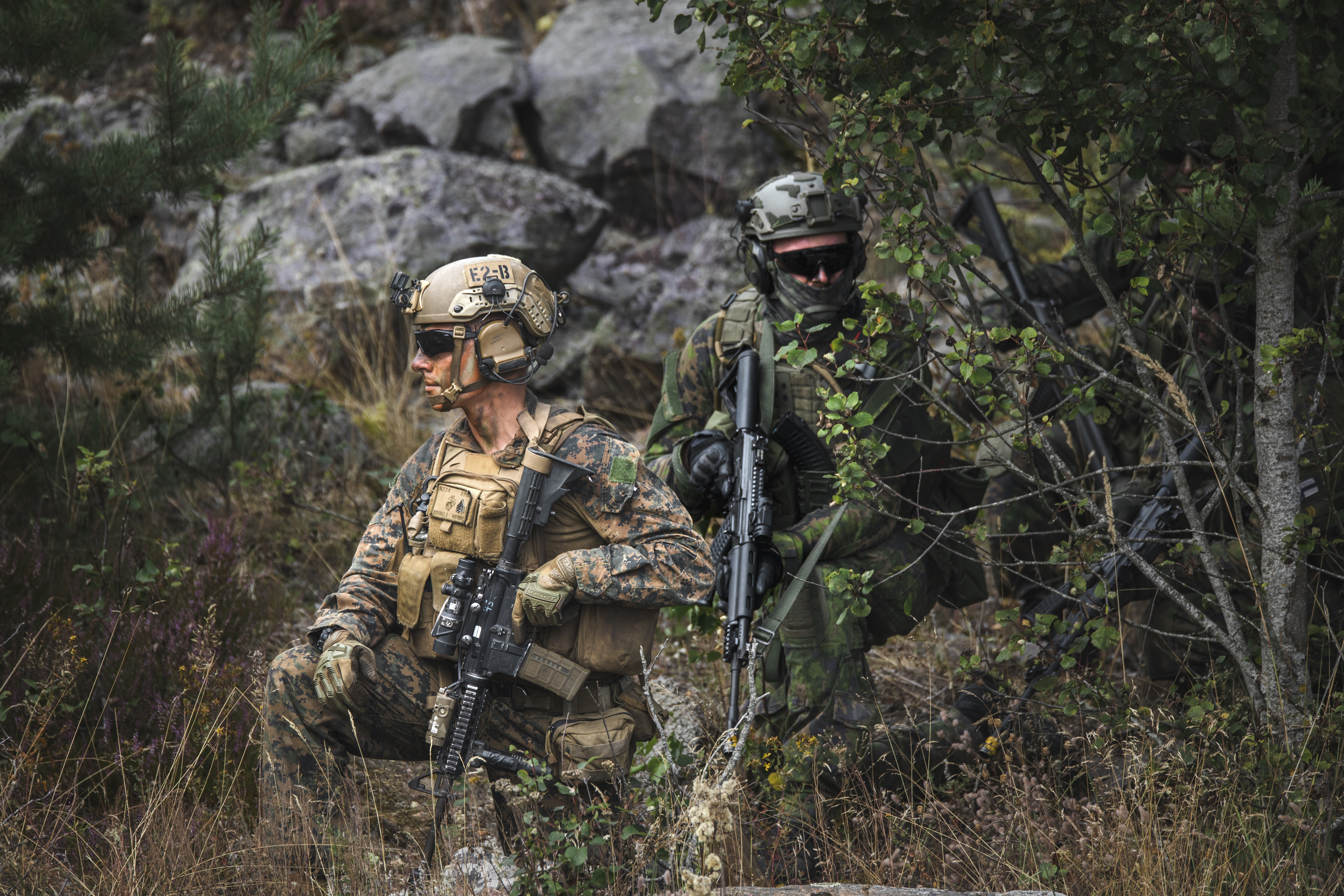 En finländsk och amerikansk soldat vid övningen.
