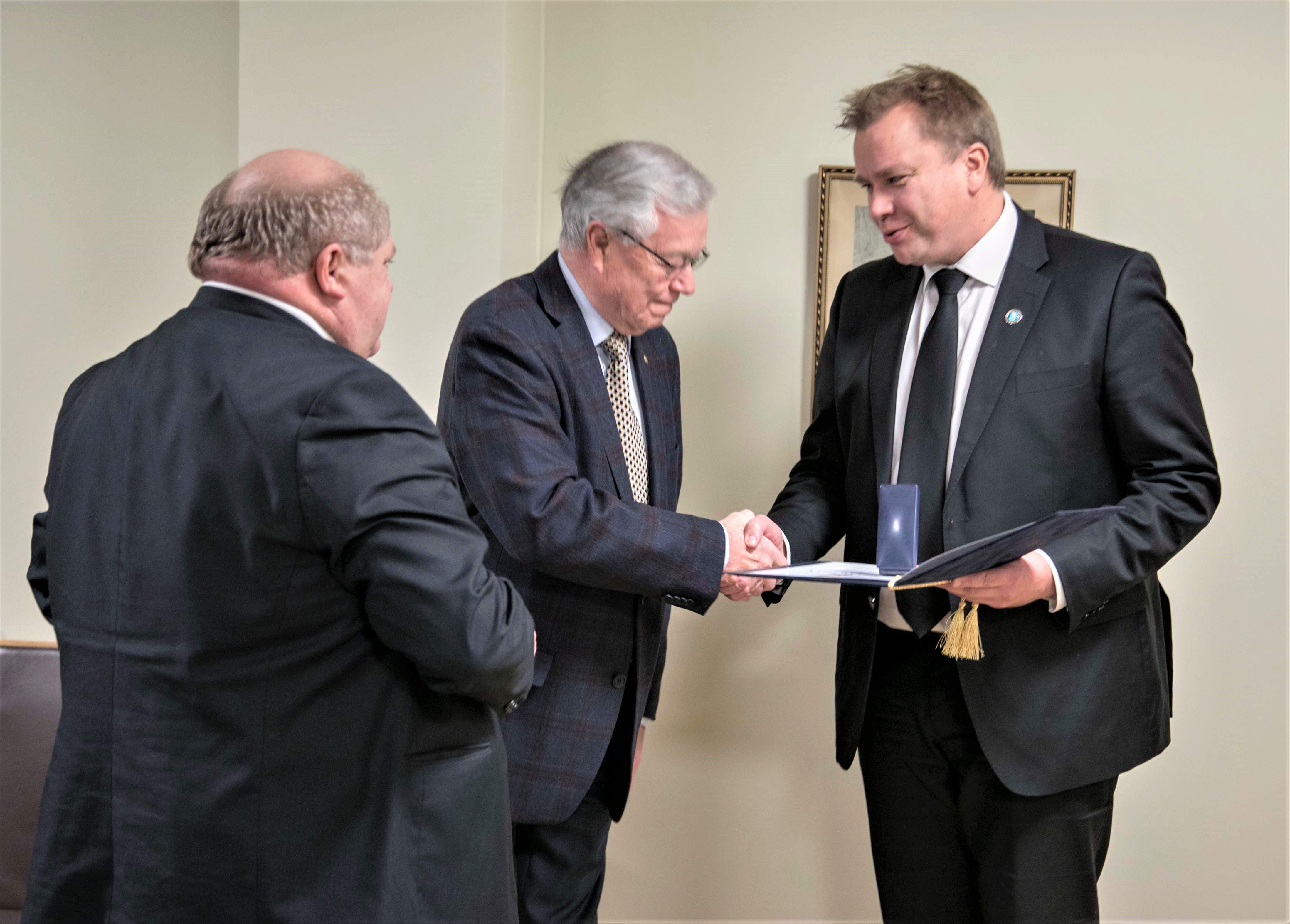 Antti Kaikkonen_kunniaristin luovutus_21_11_2019