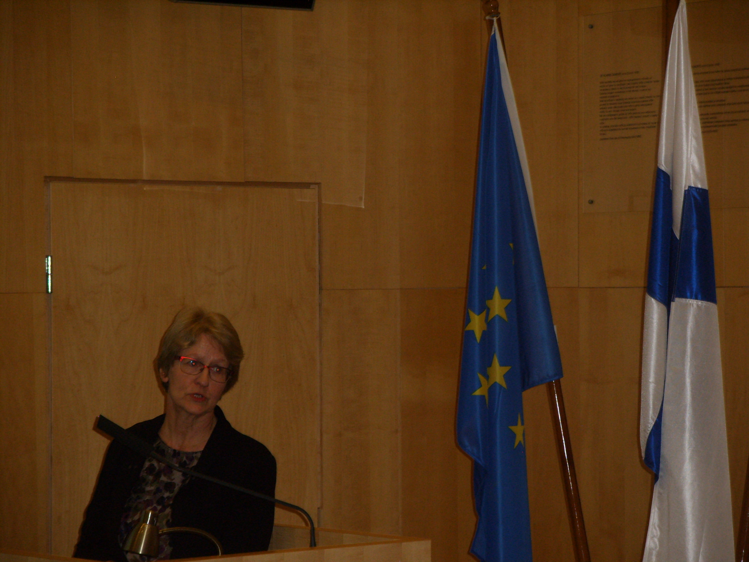 Konsuli Riitta Hemmi Suomen Pietarin pääkonsulaatissa 25.4.14