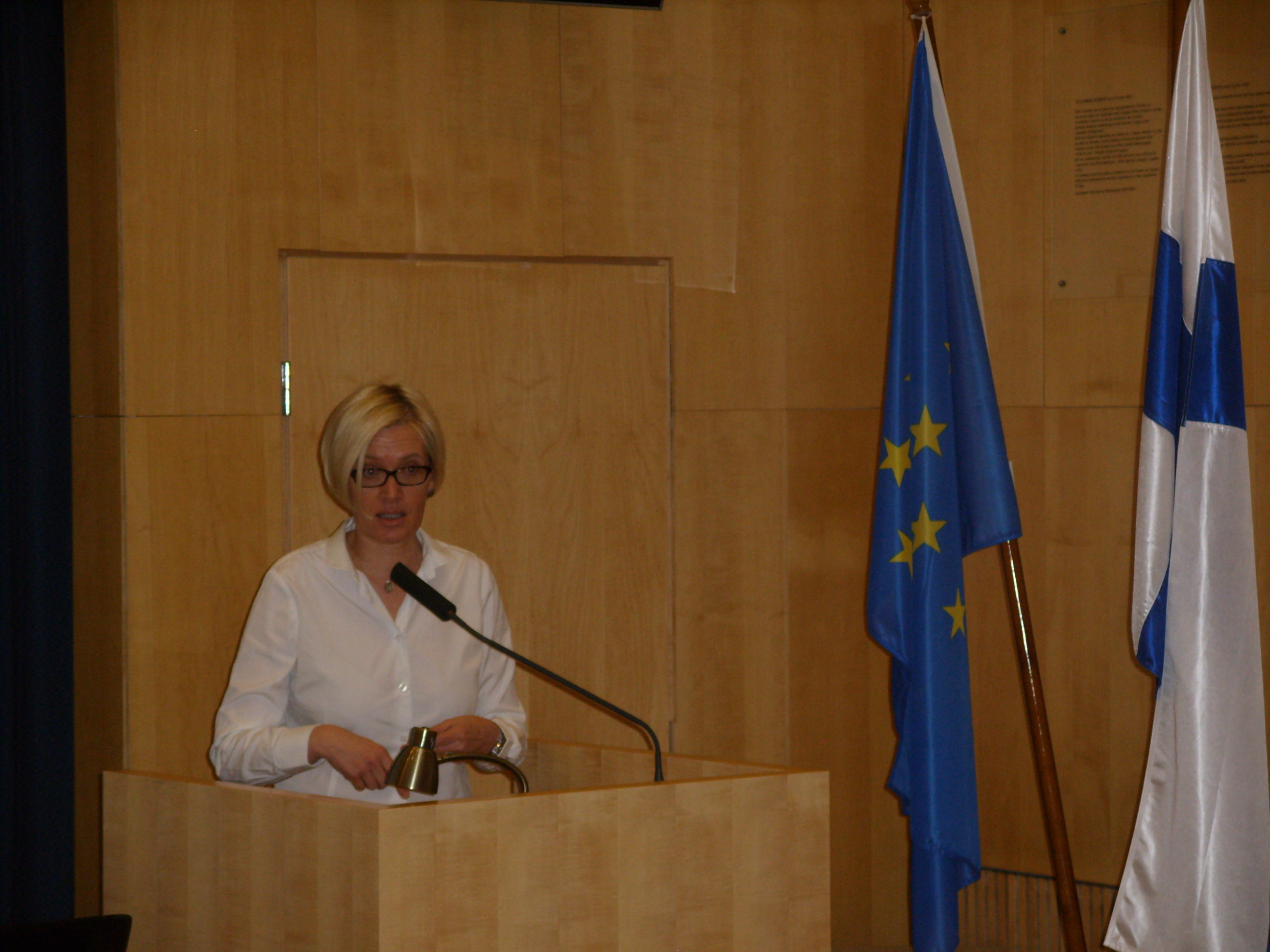 Konsuli Susanna Niinivaara Suomen Pietarin pääkonsulaatissa 25.4.14