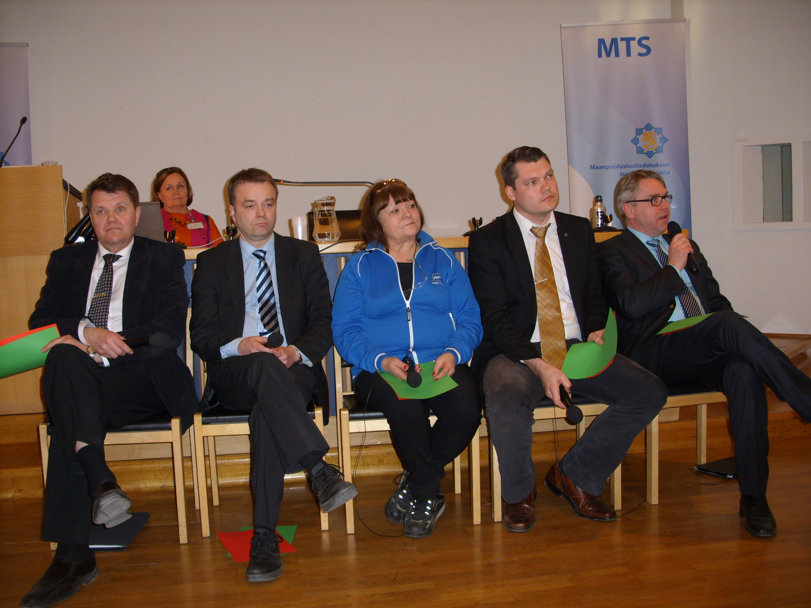 MTS 16.3. yleisötilaisuus panelistist Harry Wallin, Janne Sankelo, Maria Tolppanen, Mikko Savola ja Peter Östman Seinäjoella