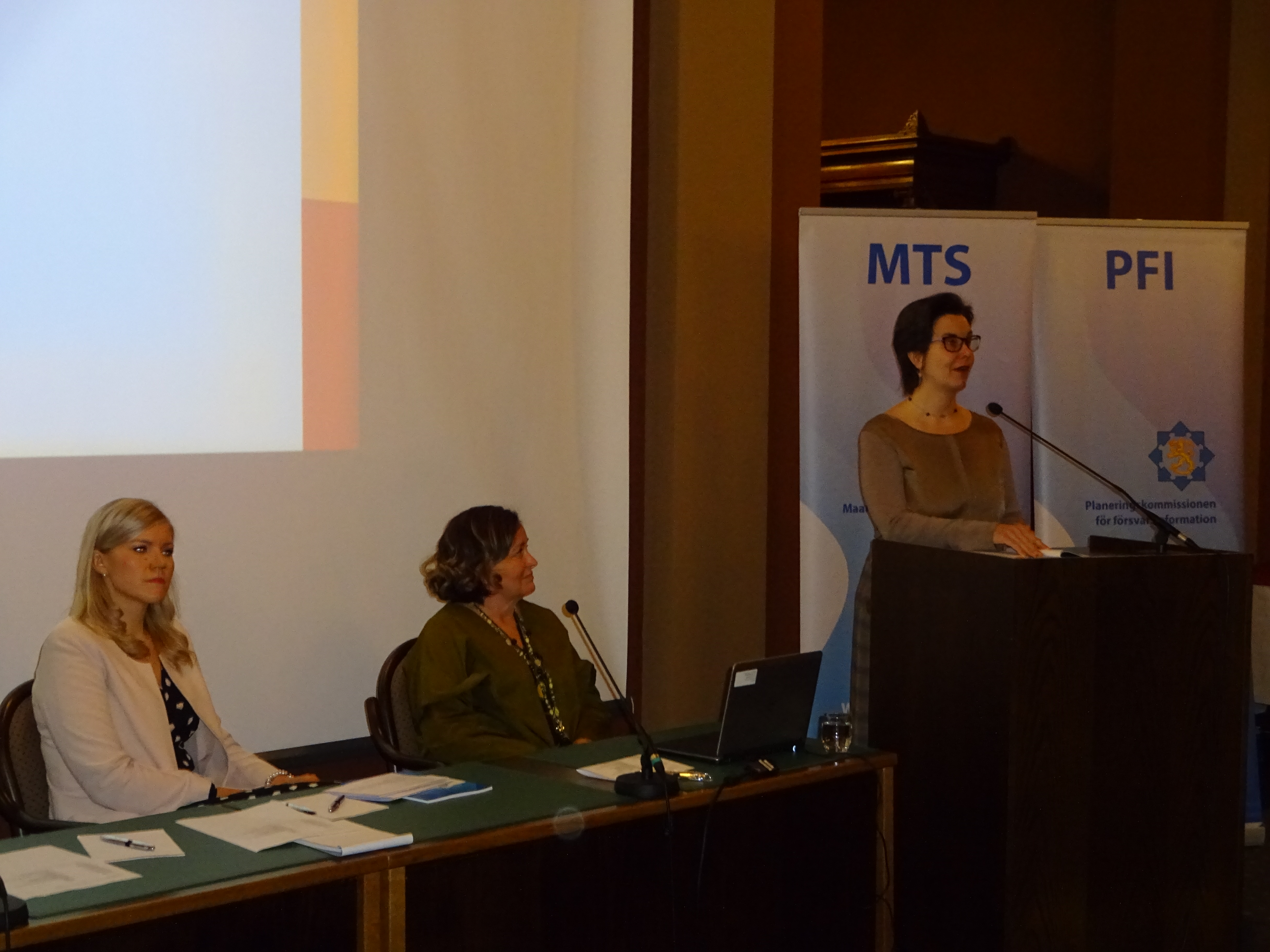 MTSn pj. Sofia Vikman_pääsihteeri Heli Santala_tutkimusjaoston pj. Harriet Lonka