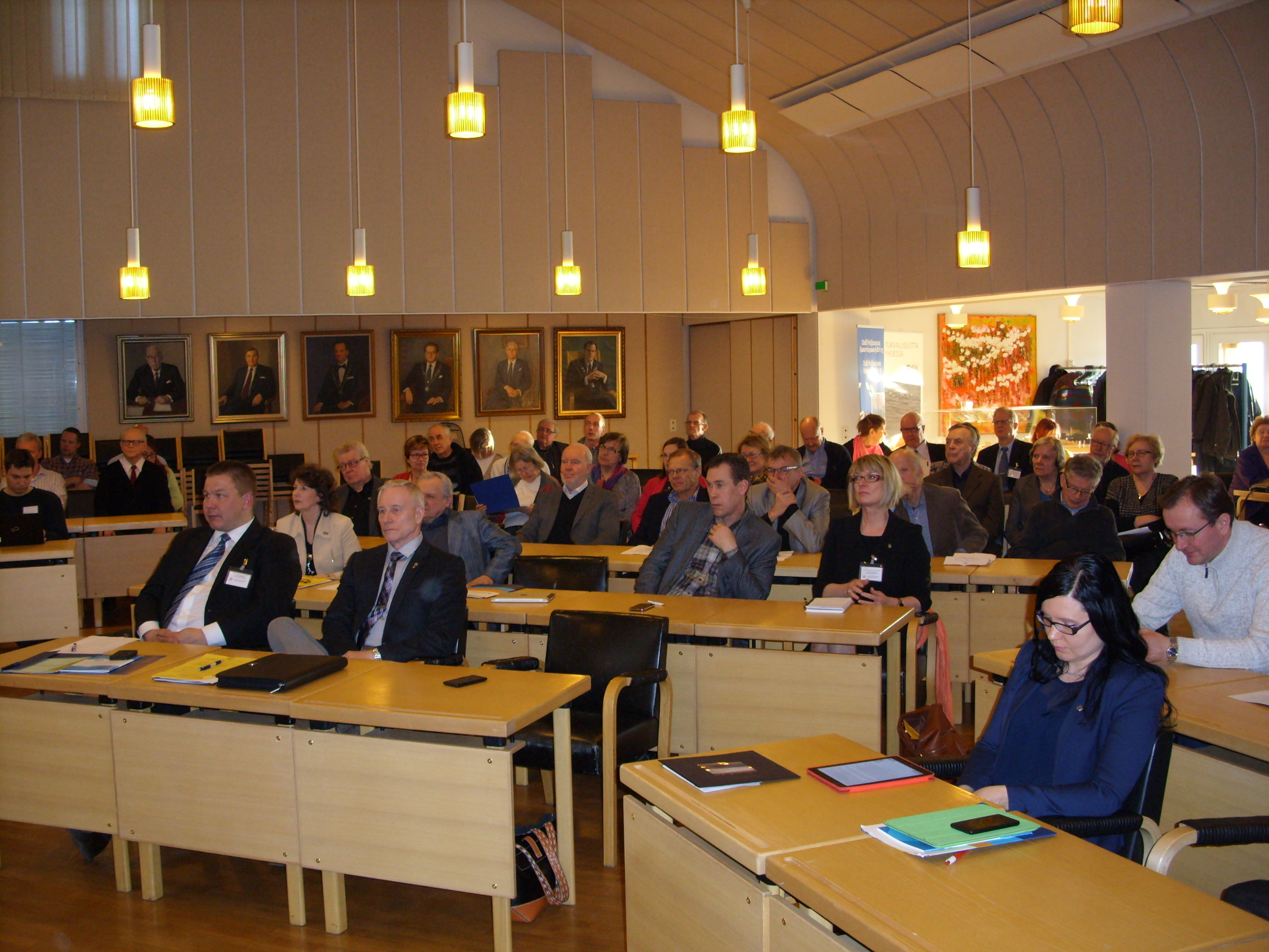 MTSn yleisötilaisuuden yleisöä 16.3.2015 Seinäjoen valtuustosalissa
