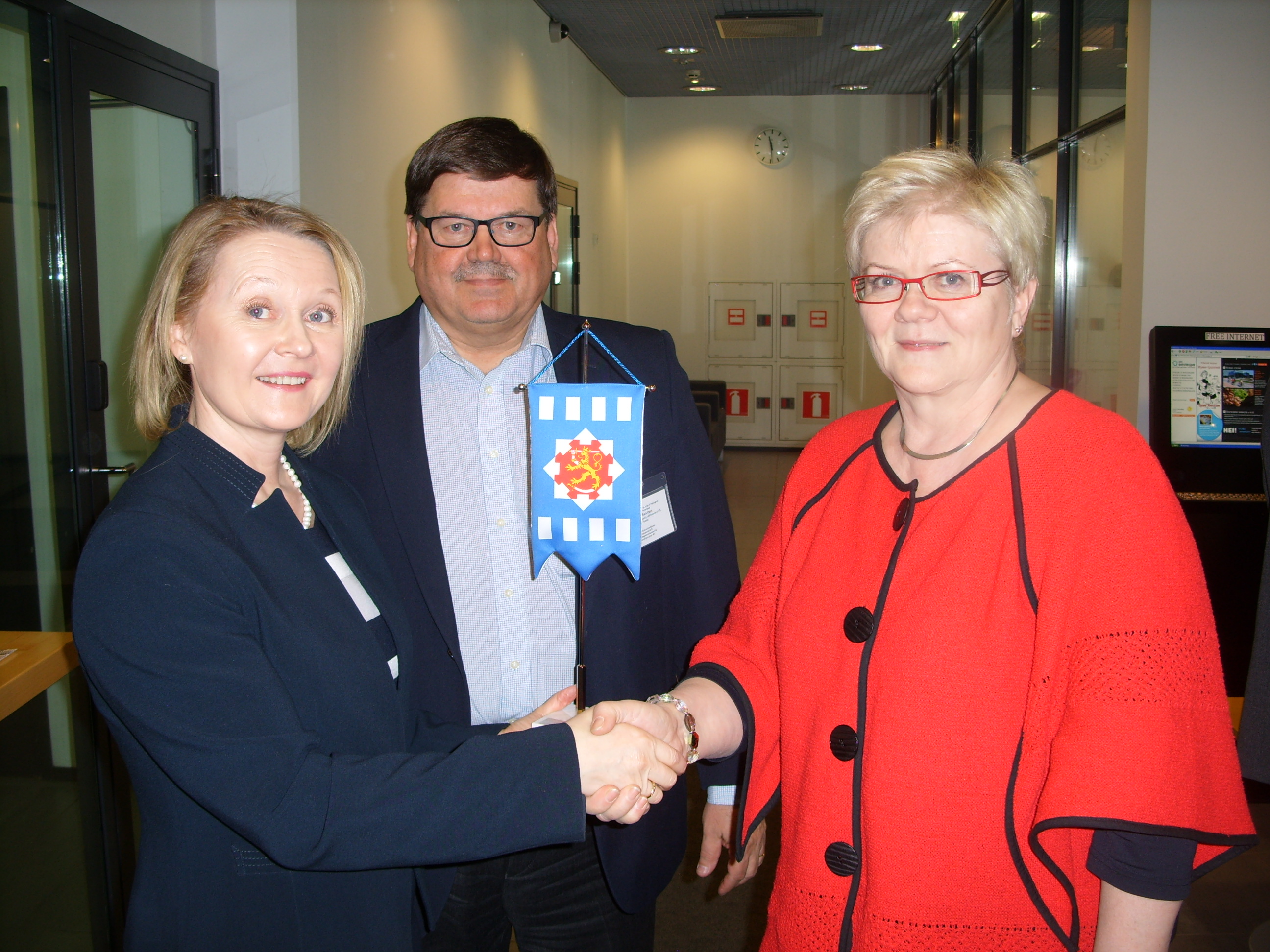 Pääkonsuli Pirjo Tulokas MTSn pj. Esko Kurvinen ja MTSn vpj. Tuula Väätäinen Suomen Pietarin pääkonsulaatissa 25.4.2014