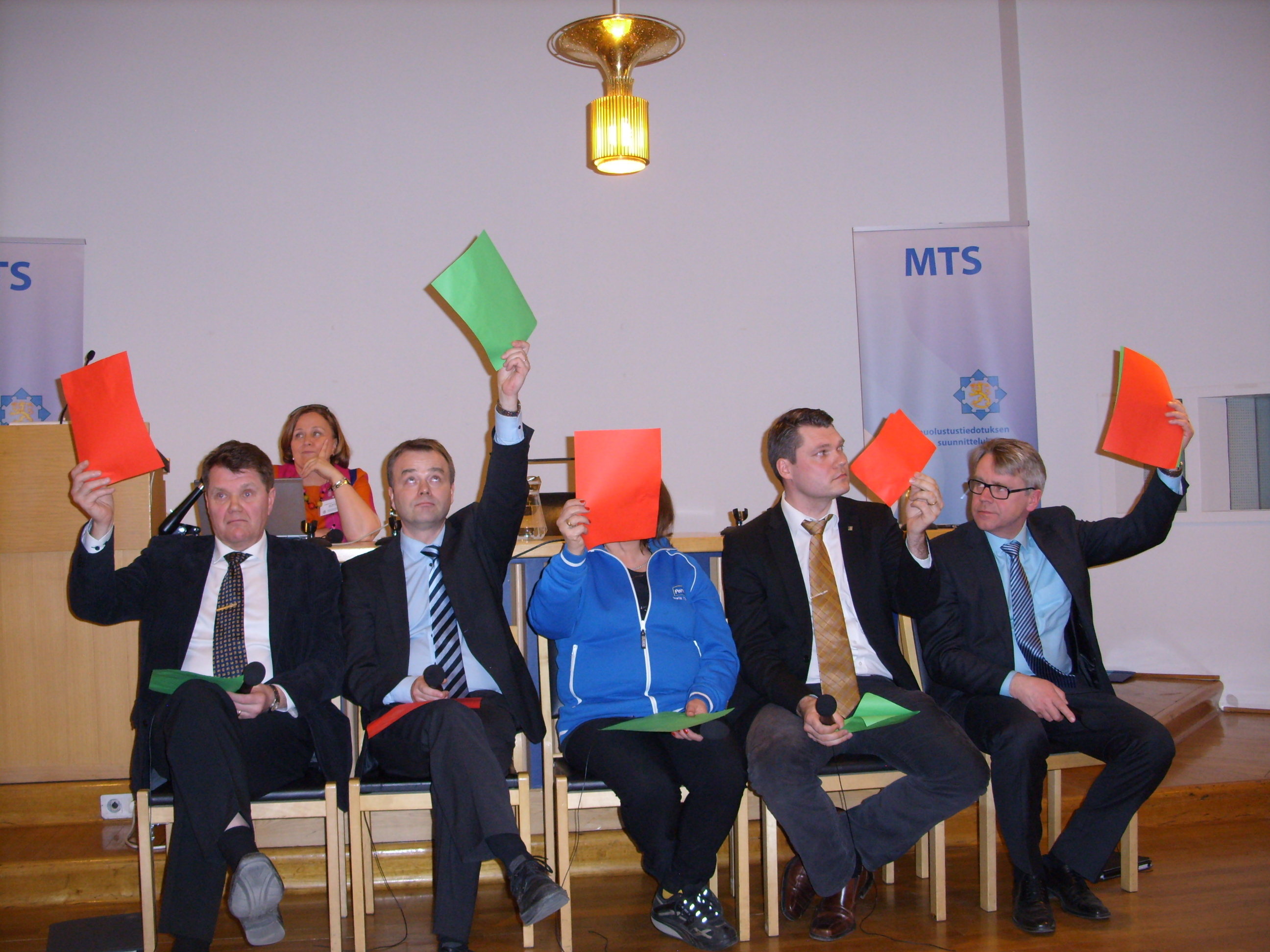 Panelistien äänestys 16.3.2015 MTS yleisötilaisuus Seinäjoki