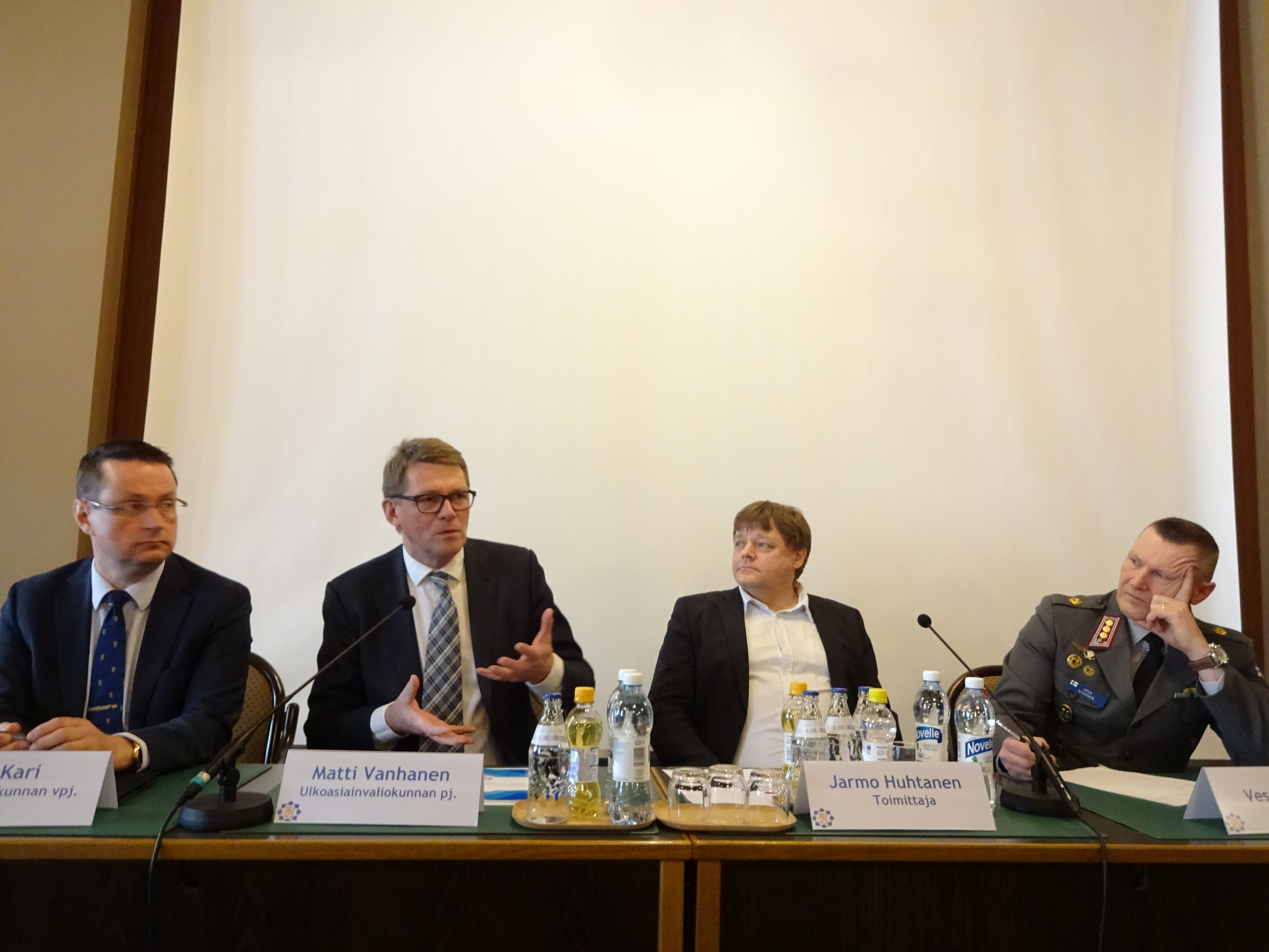 PuVn vpj. Mika Kari, UaVn pj. Matti Vanhanen, toimittaja Jarmo Huhtanen ja eversti Vesa Nissinen MTS 28.3.17