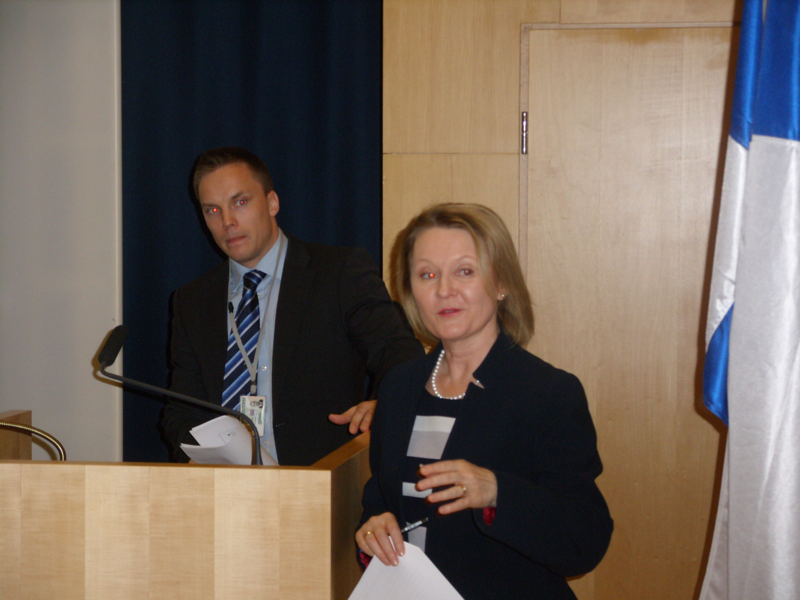 Rajavartiolaitoksen yhdysmies Jaakko Ruokonen ja pääkonsuli Pirjo Tulokas Suomen Pietarin pääkonsulaatissa 25.4.14