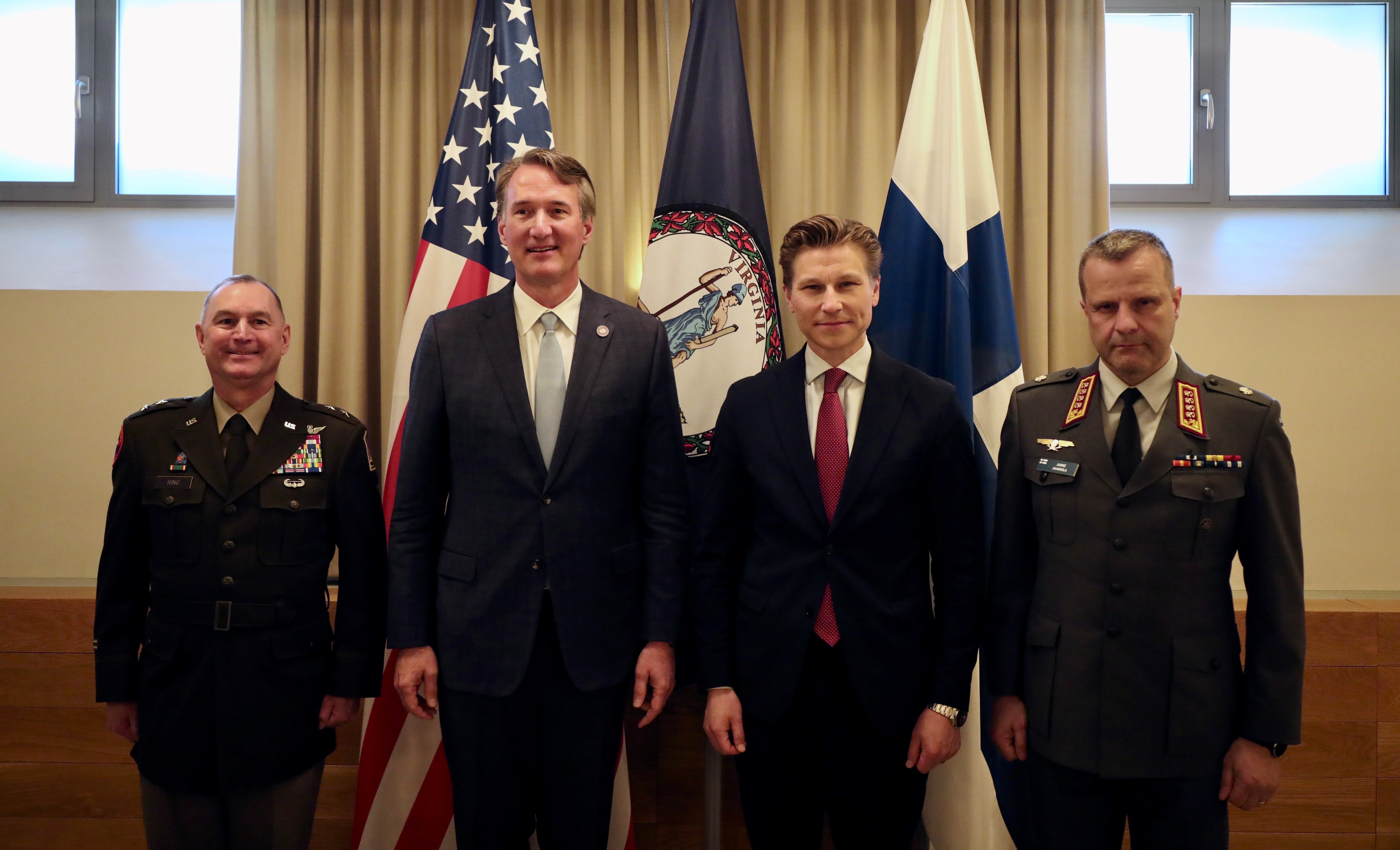 Försvarsminister Antti Häkkänen, Virginias guvernör Glenn Youngkin, kommendören för Försvarsmakten Janne Jaakkola och generalmajor James W. Ring.