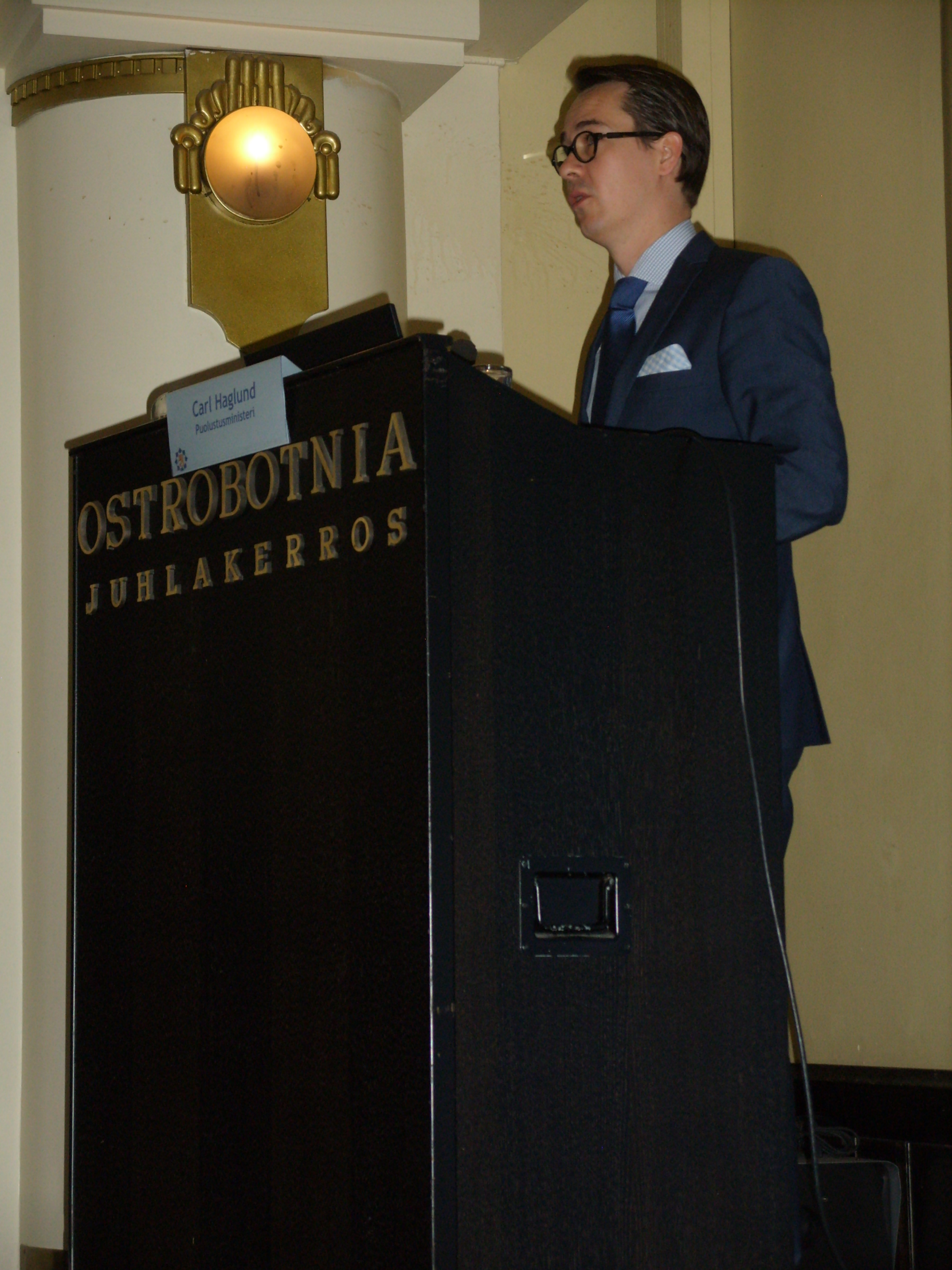 Puolustusministeri Carl Haglund 11.10.2013