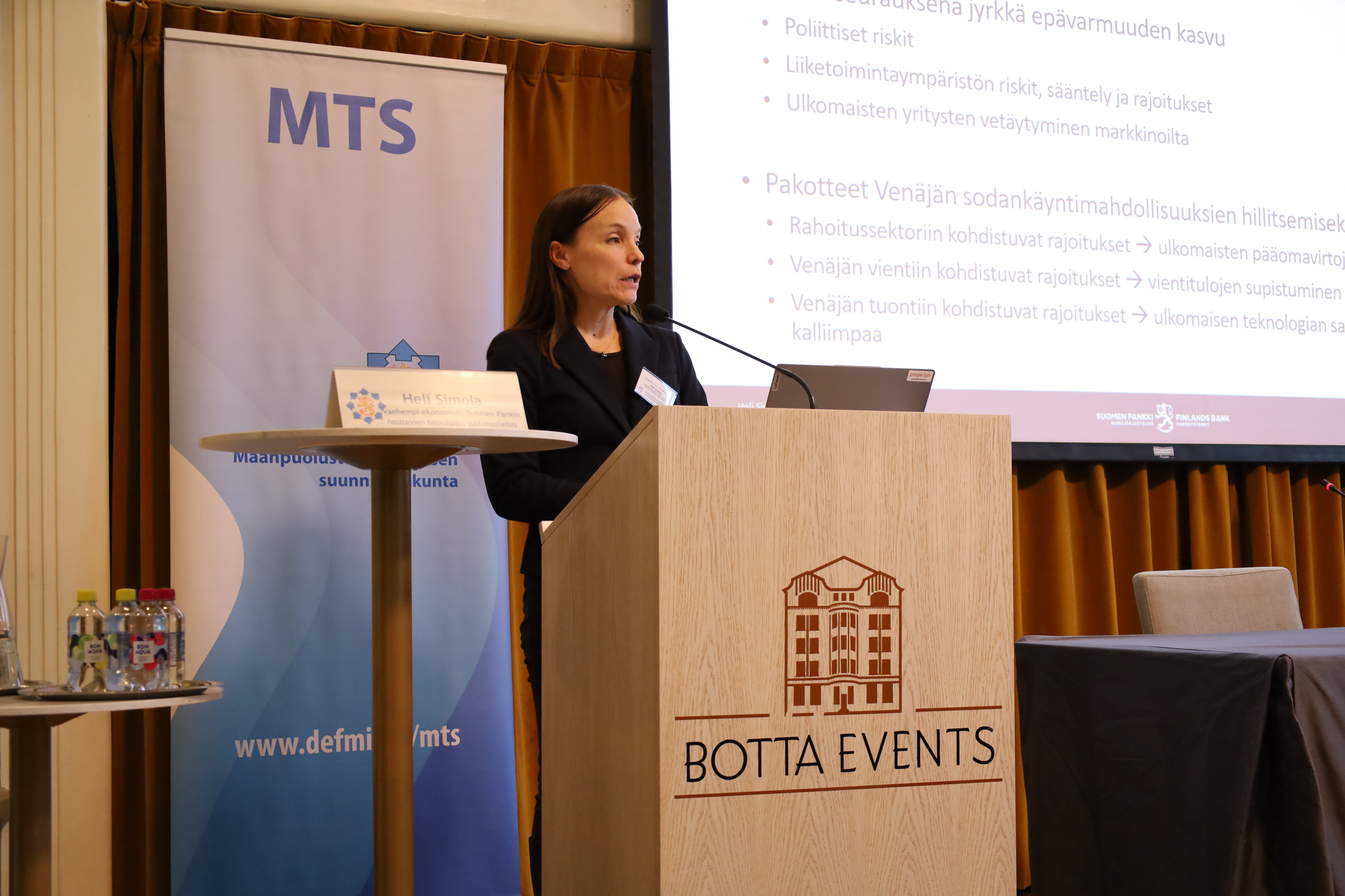 Suomen Pankin nousevien talouksien tutkimuslaitoksen vanhempi
	ekonomisti Heli Simola. Kuva: Matias Jämsén/PLM.