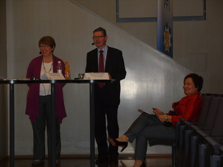 Toimittajat Pirjo Auvinen ja Vesa Kallionpaa seka MTSn paasihteeri Heli Santala MTSn seminaarissa 18 9 2012