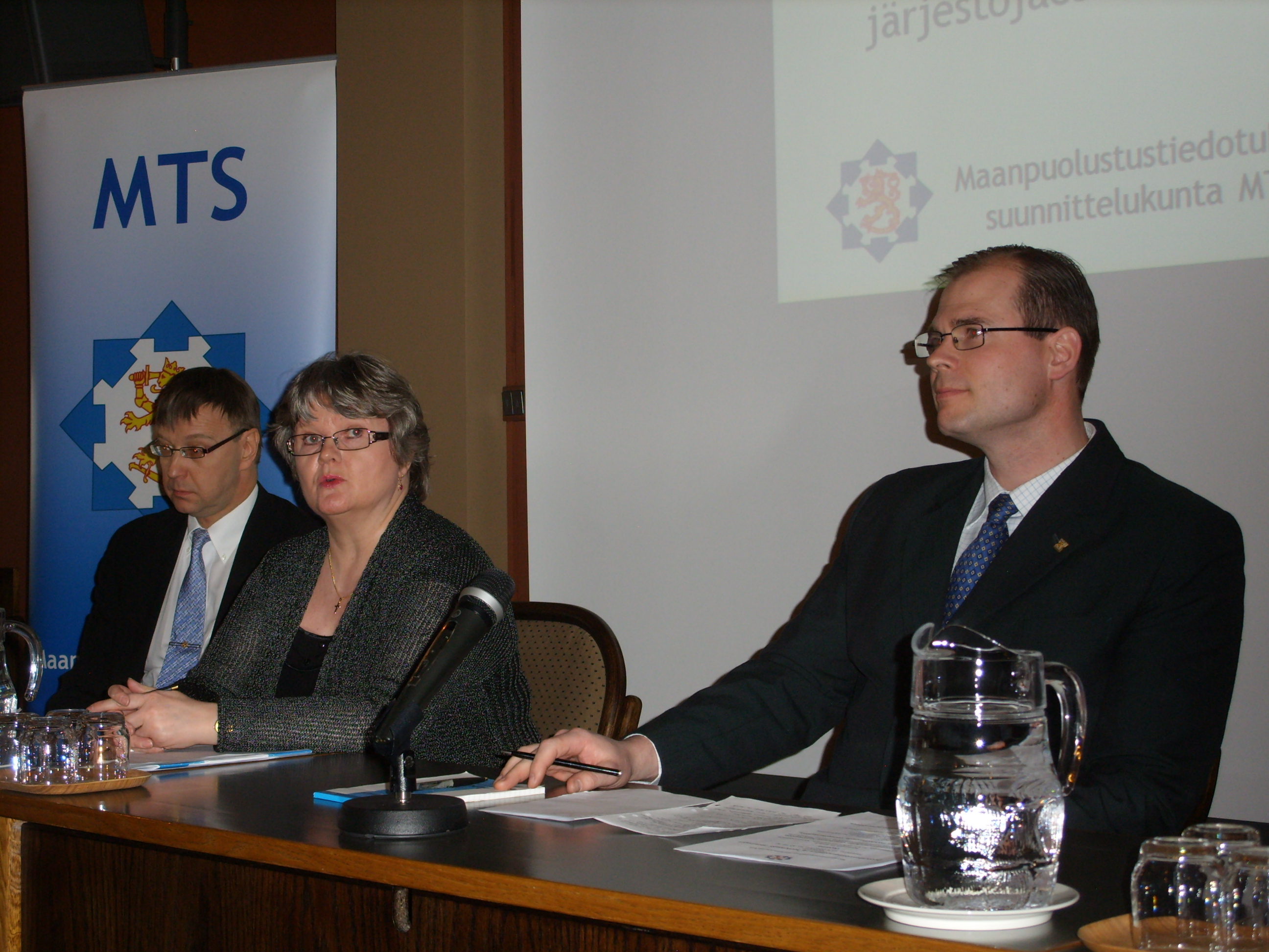 Upseeriliiton pj. Harri Westerlund MPHLn pj. ML Karekivi PLMn Jari Kajavirta MTS 12.4.2012