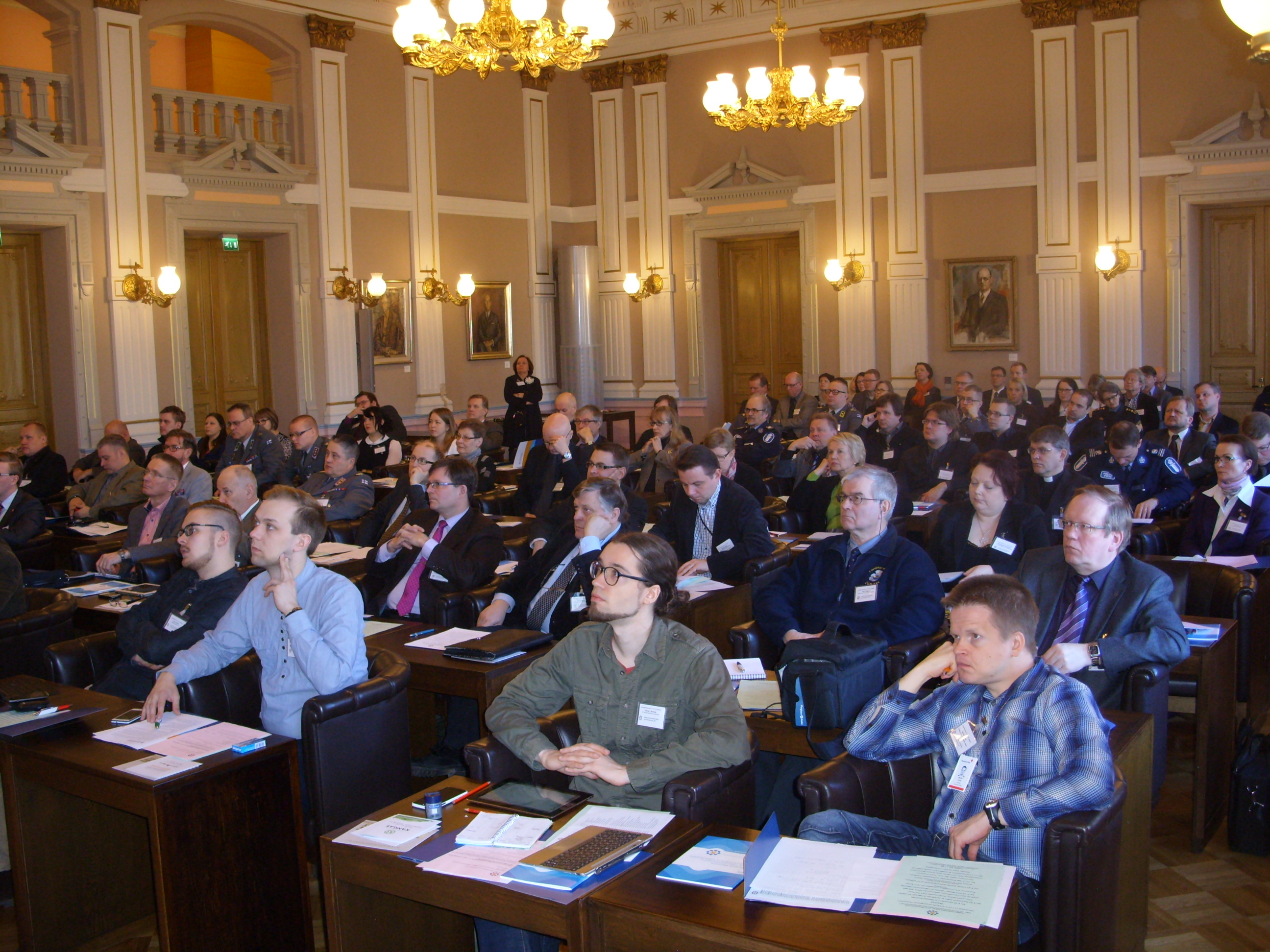 Yleisöä MTS 31.3.14 Jyväskylän valtuustosali