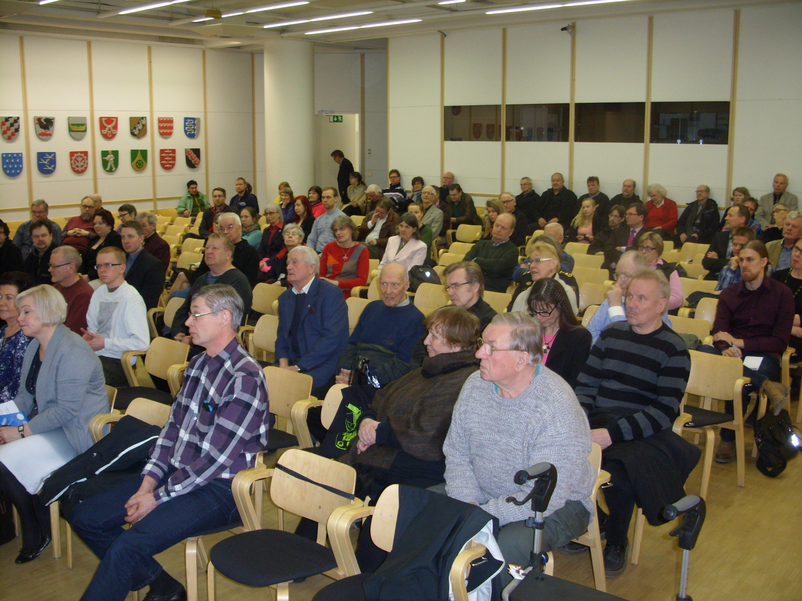 Yleisöä MTS 31.3.14 yleisötilaisuus