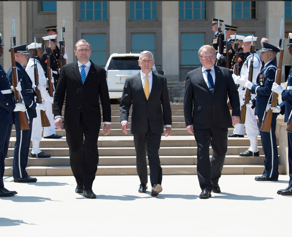 Försvarsminister Jussi Niinistö, Förenta staternas försvarsminister James Mattis och Sveriges försvarsminister Peter Hultqvist går bredvid varandra.