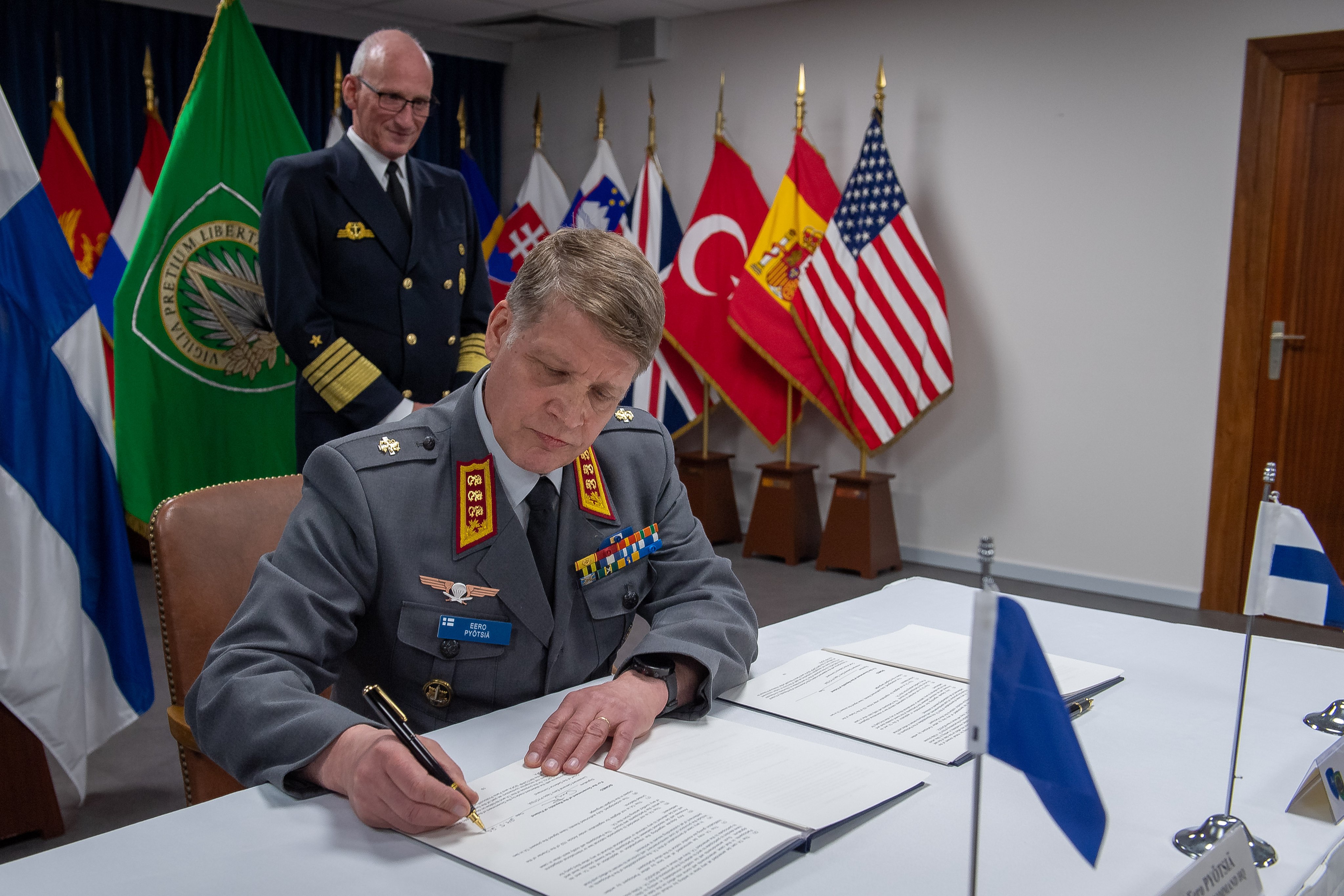 Chefen för huvudstaben, generallöjtnant Eero Pyötsiä undertecknar det tekniska dokumentet mellan Finland och Nato för värdlandsstöd.