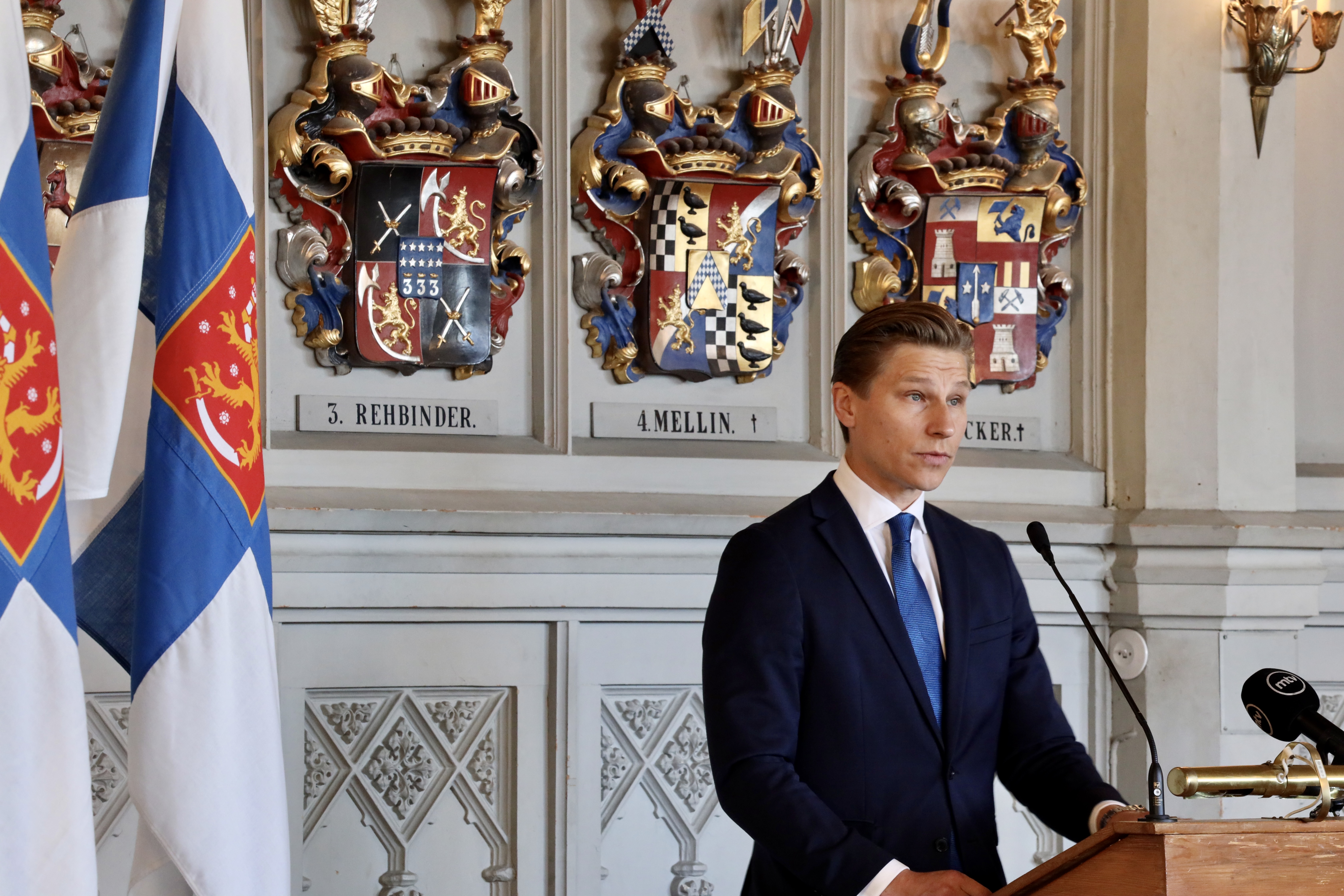 Puolustusministeri Antti Häkkänen puhuu Maanpuolustuskurssin avajaisissa.