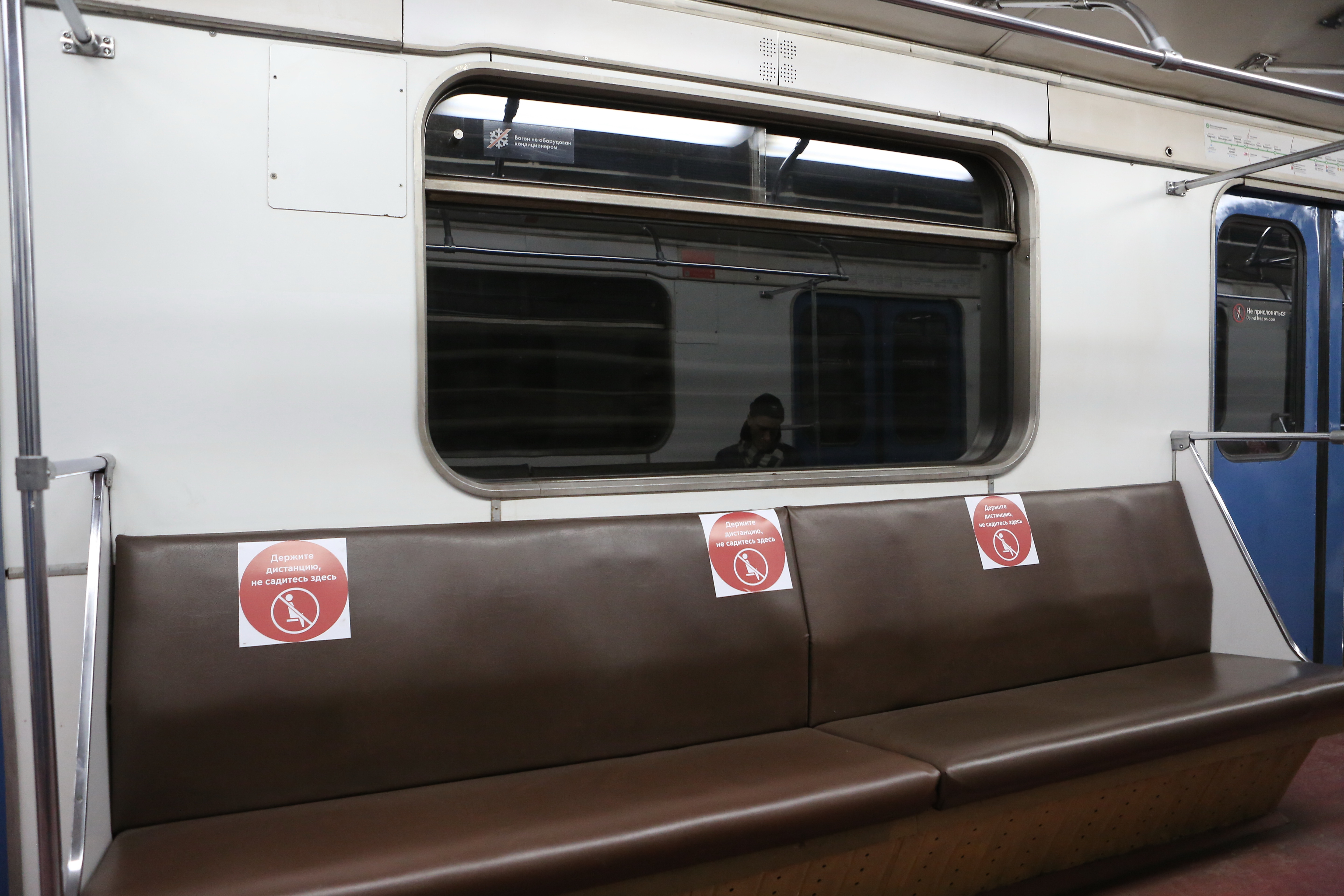 Kuva tyhjästä metrosta Venäjällä koronan aikaan.