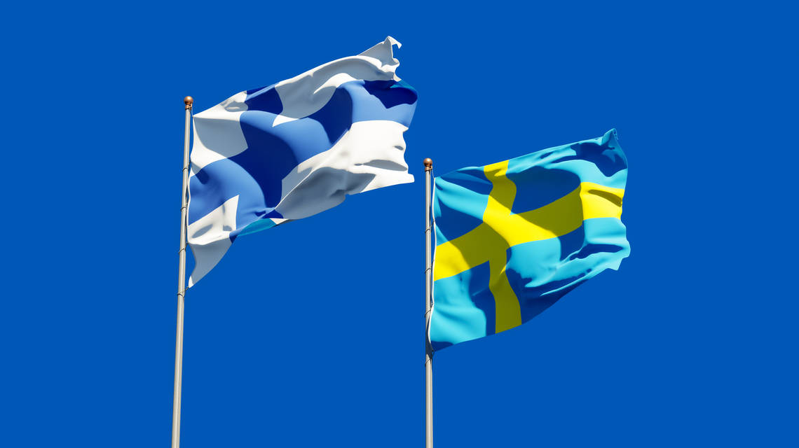 Finlands och Sveriges flaggor vajar.