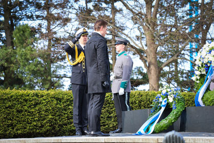 Seppeleen lasku kaatuneiden muistomerkillä