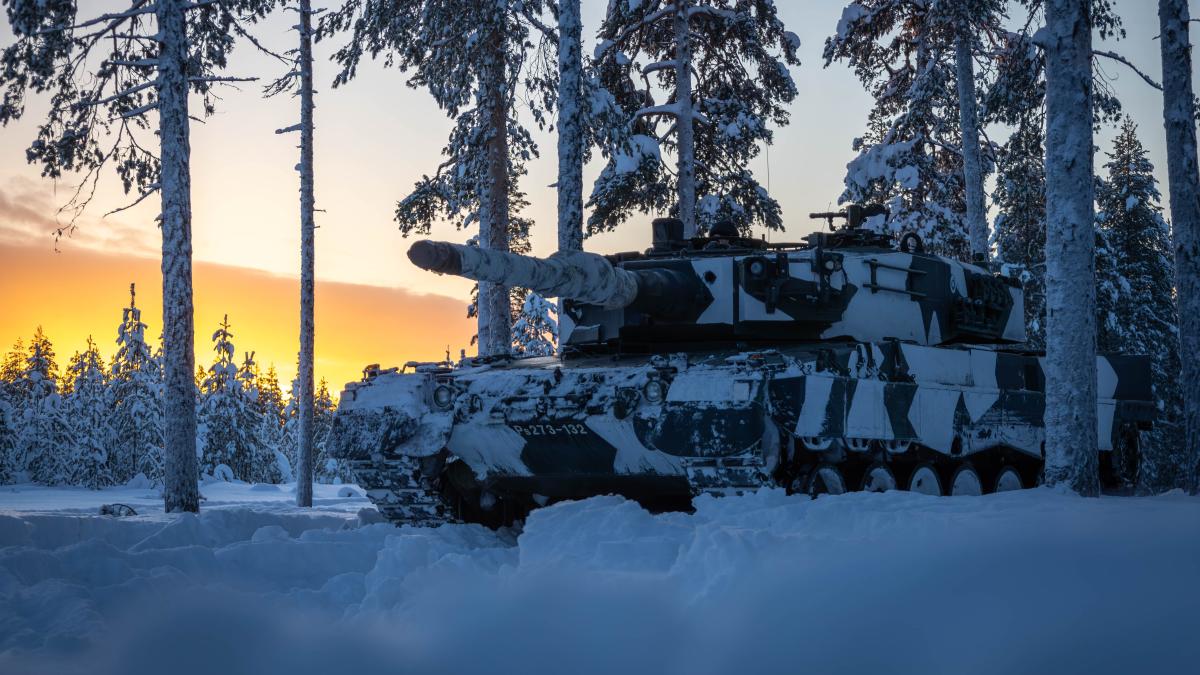 Taistelupanssarivaunu Leopard 2A4 lumisessa metsässä.