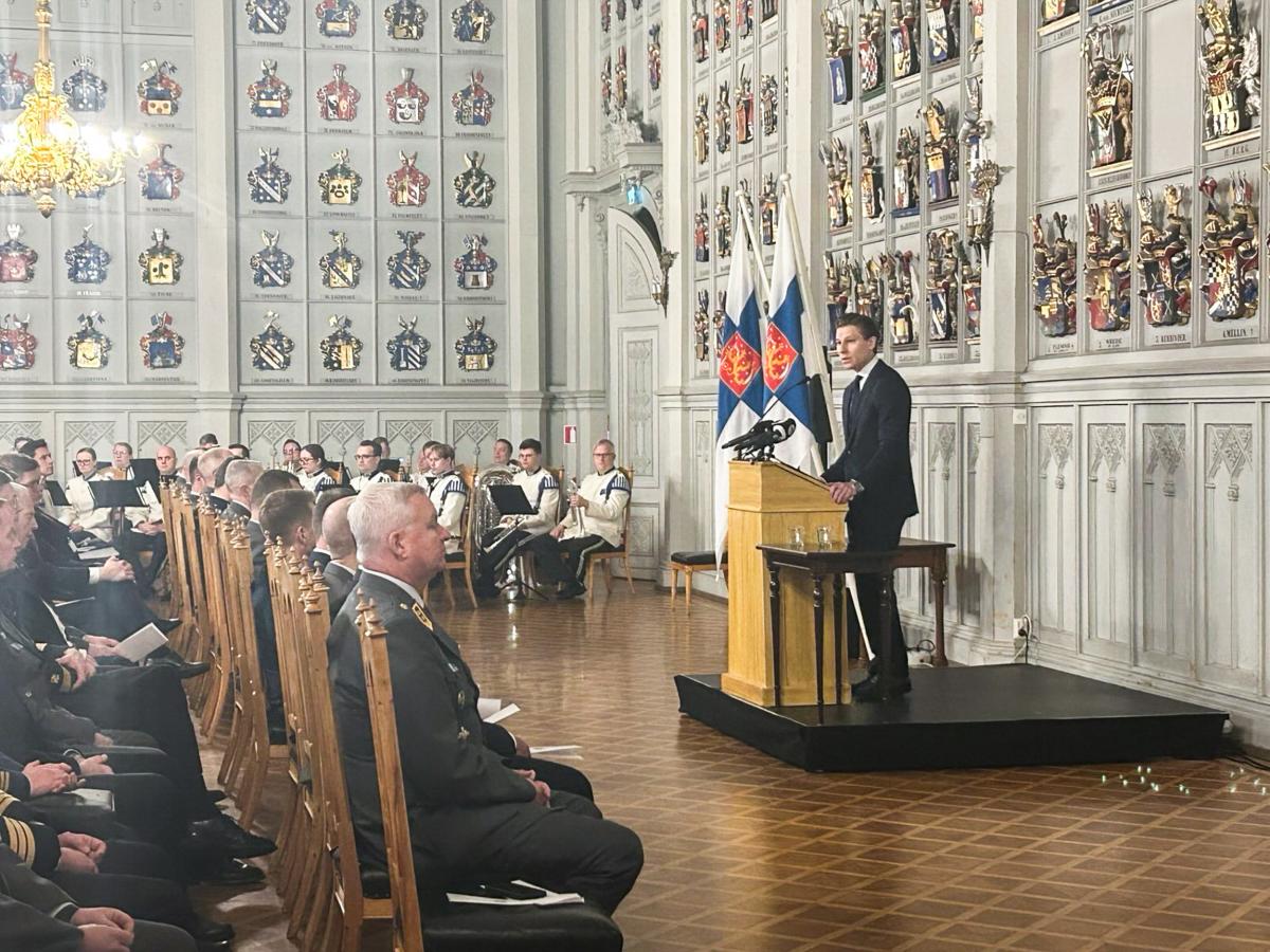 Puolustusministeri Antti Häkkänen puhuu 255. maanpuolustuskurssin avajaisissa.