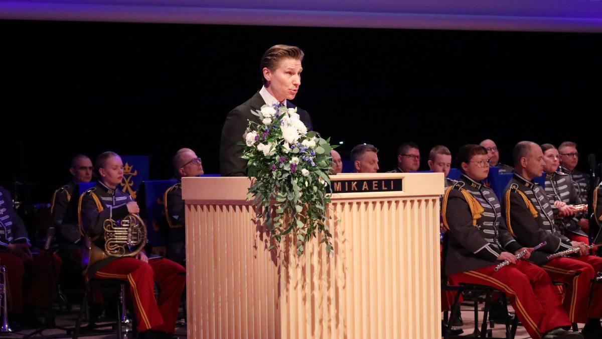 Puolustusministeri Antti Häkkäsen puhuu kansallisen veteraanipäivän valtakunnallisessa pääjuhlassa.