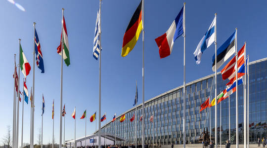 Naton jäsenmaiden liput Naton päämajan edustalla.