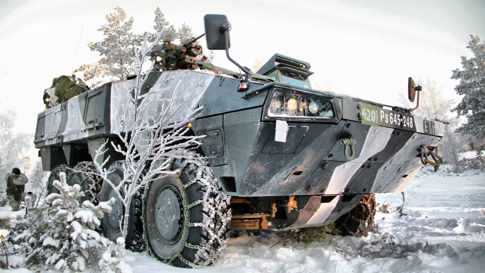Bepansrat trupptransportfordon Patria XA-360 i vinterlandskapet.
