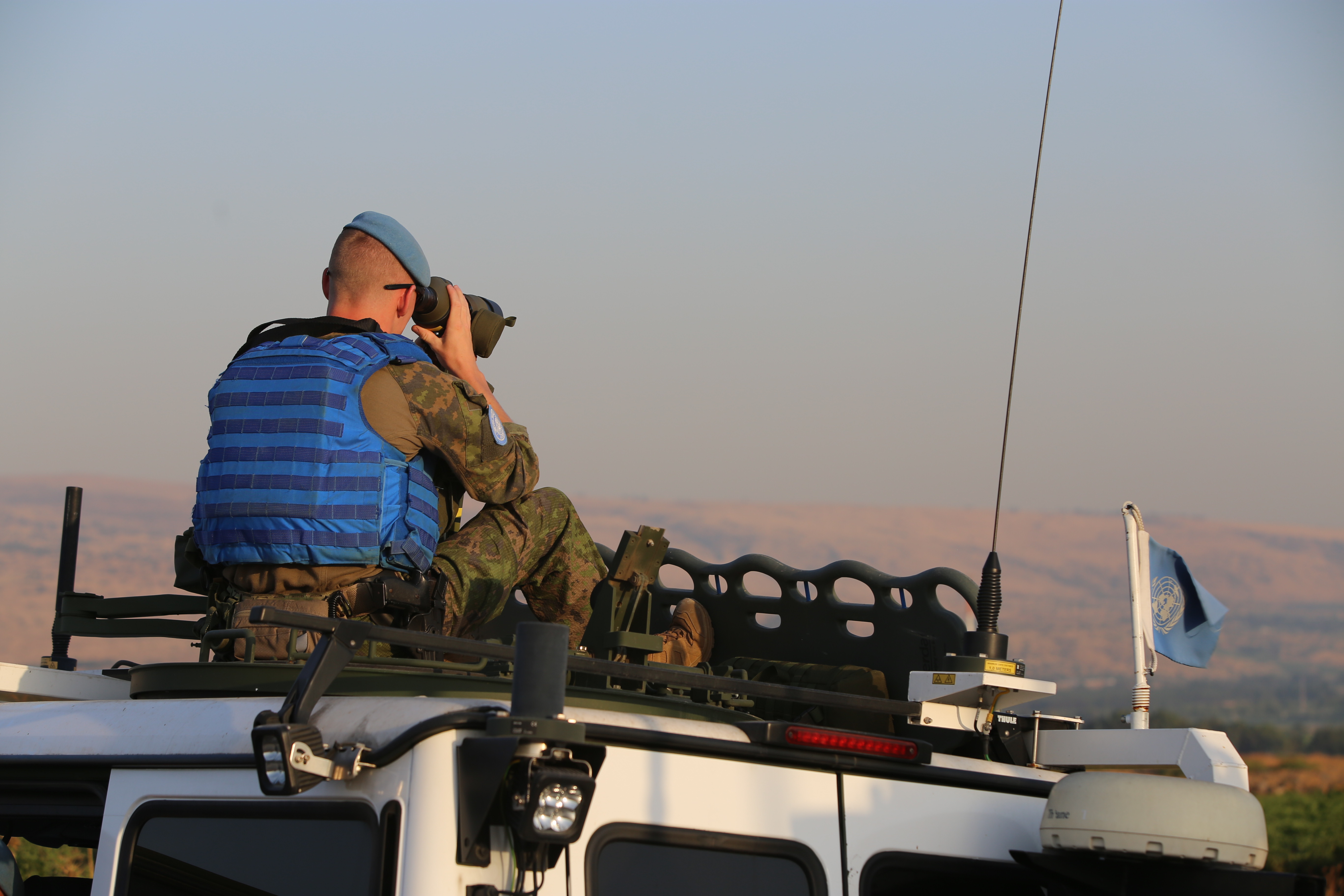 FN:s fredsbevarare övervakar miljön med en kikare.