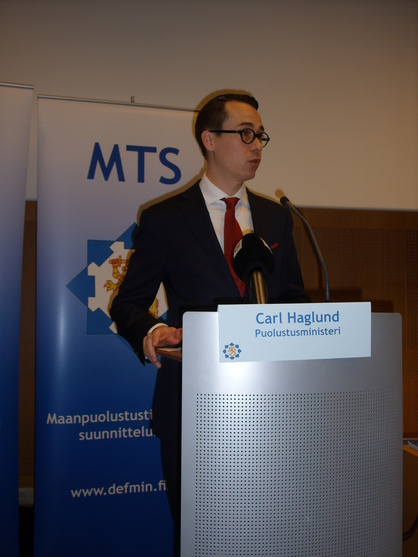 Puolustusministeri Carl Haglund 13.12.2012 MTSn journalistiseminaarissa