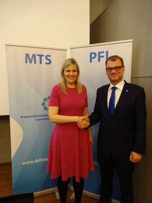 MTSn pj Sofia Vikman ja pääministeri Juha Sipilä 22.11.2016