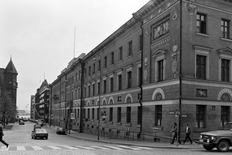 Kaartin kasarmi, the building of the Ministry of Defence of Finland, in the year 1983.