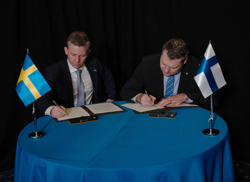 Minister of Defence Mikko Savola and Swedish Minister of Defence Pål Jonson are signing The Statement of Intent.