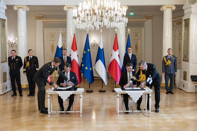 Finland’s Minister of Defence Antti Häkkänen and Denmark's Minister of Defence Troels Lund Poulsen signing a Memorandum of Understanding on defence cooperation.